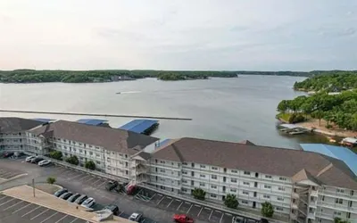 Nautical-inspired Lakefront Unit w/ Awesome Views