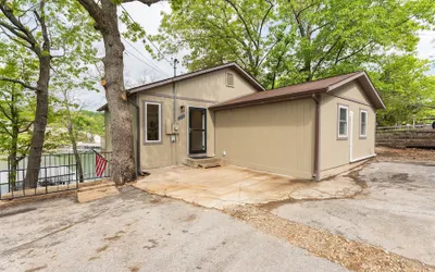 Amazing Lakefront Paradise With Perfect Location