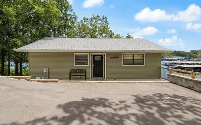 Spacious, Central Location, Fire Pit, Boat Slip