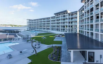 Topsider Condo w/ Stunning Lake Views, Shuffleboard & King Beds