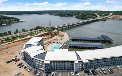 Topsider Condo w/ Stunning Lake Views, Shuffleboard & King Beds