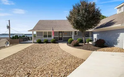 Lakefront Home With Game Room, Firepits & Gazebo at 3MM