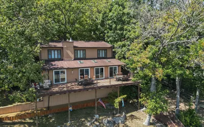 Spacious, Quiet & Great Cove, Nearby Attractions, Private Dock, Fireplace, Expansive Deck