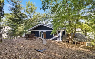 Firepit, Kayaks, Paddle Board, Lake Views, Great Location