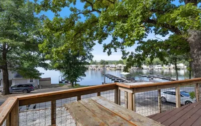 Lakefront Home in a Quiet Cove, Private Dock, Outdoor Dining & Fishing