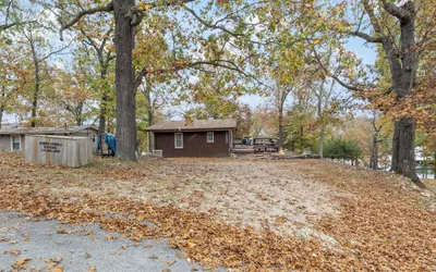 Stunning Lake View On A Nice & Quiet Relaxing Home