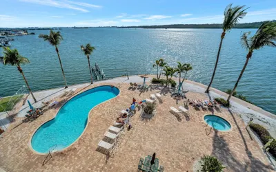 Waterview Balcony HOT TUB Heated Pool Rum Bar