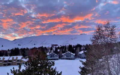 Panoramic Views! Designer`s Condo on Golf Course W/resort Amenities