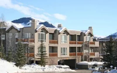 Snowstar Hideaway - Hot Tub, Gym, Walk to Ski Lift