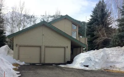 #104 Private Hot Tub, 2 car Garage, Abundant Parking, Elkhorn Amenities