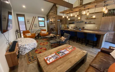 DT Ketchum - Chill, Two-story Getaway w/ a Gourmet Kitchen - Walk Downtown & to River Run Lifts