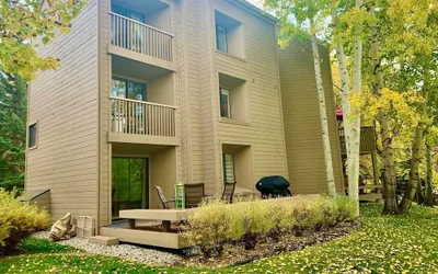 Bonne Vie 2247 Sunny & Spacious 4 Bedroom Condo in the Heart of Elkhorn Village