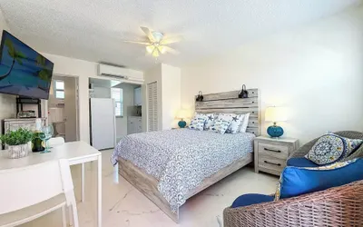 Exclusive Studio Steps to the Beach With Pool