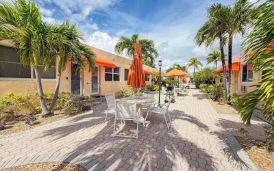 Exclusive Studio Steps to the Beach With Pool