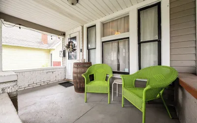 Spacious Duplex for 14 in Downtown