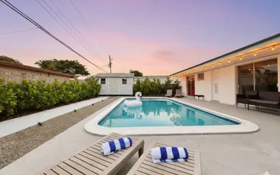 Modern King Suite Cozy Sofa Bed Near Everything