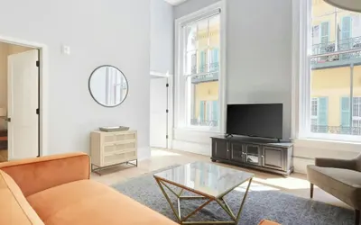 2 Units, Steps to the French Quarter & Bourbon St The Harlequin by Avantstay