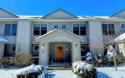 SH4 Bretton Woods Condo With Hot Tub, Next to Skiing and Mt Washington Hotel, ski Slopes Views!