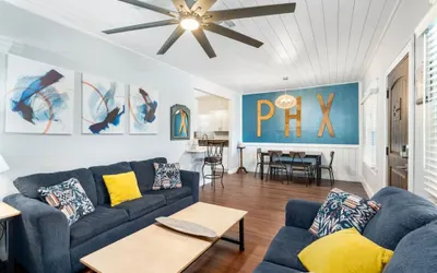 Centra Phoenix House Kingbed