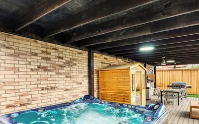 Elite 5BR Home With Game Room, Hot Tub, & Sauna