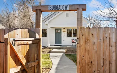 City Park Bungalow Pet Friendly w/ Dog Run