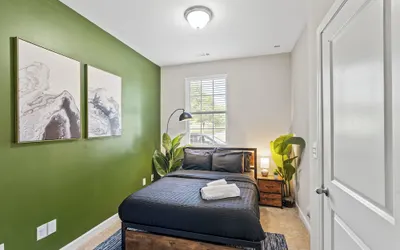 Upscale King 3BR Townhouse in Pineville