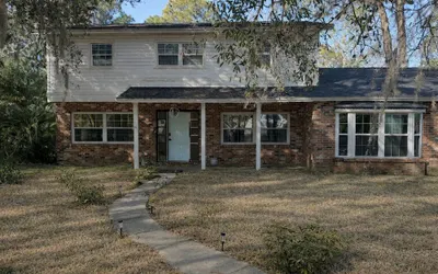 6 Bedroom Pool property. Pet Friendly