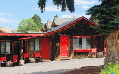 Foot of the Mountain Motel