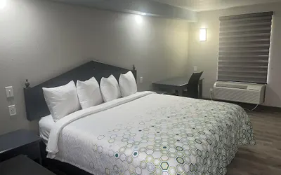 HomeTowne Studios by Red Roof Athens, TN