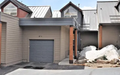 Forest Park 3 Bed 4 Bath Townhome