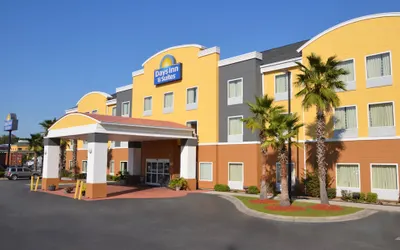 Days Inn & Suites by Wyndham Savannah North I-95