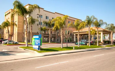 Holiday Inn Express and Suites Bakersfield Central, an IHG Hotel