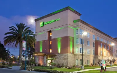 Holiday Inn & Suites Oakland Airport, an IHG Hotel