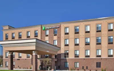 Holiday Inn Express & Suites Airport - Lincoln, an IHG Hotel