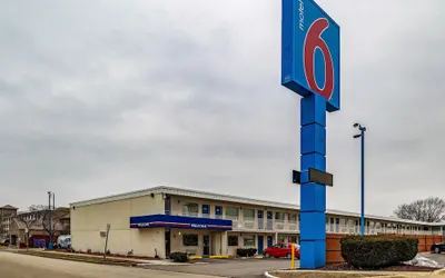 Motel 6 Joliet, IL - I-80