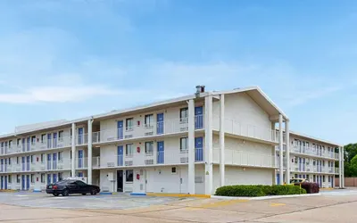 Super 6 Inn & Suites Baton Rouge