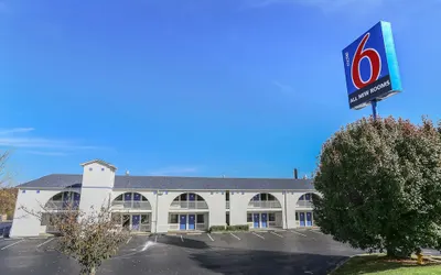 Motel 6 Dickson, TN