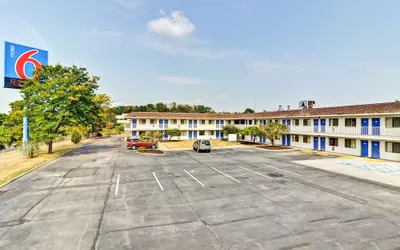 Motel 6 Pittsburgh, PA - Crafton