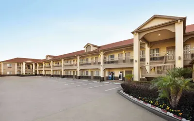 Days Inn & Suites by Wyndham Houston Hobby Airport