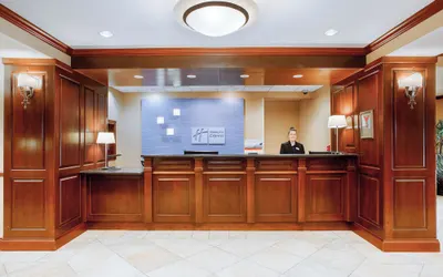 Holiday Inn Express & Suites Bloomington, an IHG Hotel