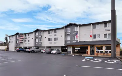 Clackamas Inn & Suites