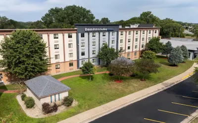 Days Inn and Suites by Wyndham Hammond, IN
