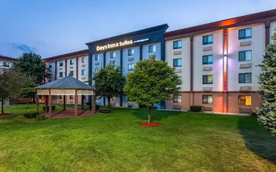 Days Inn and Suites by Wyndham Hammond, IN