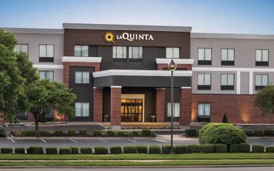 La Quinta Inn & Suites by Wyndham Springfield Airport Plaza