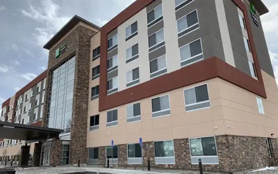 Holiday Inn Express & Suites Denver - Aurora Medical Campus, an IHG Hotel