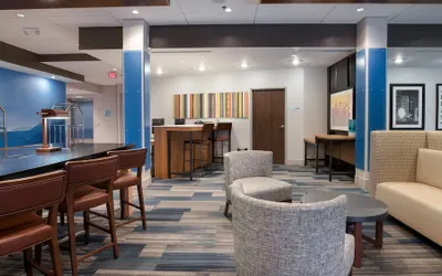 Holiday Inn Express & Suites Racine, an IHG Hotel