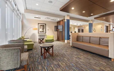 Holiday Inn Express & Suites Macon North