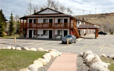 Beartooth Hideaway Inn and Cabins