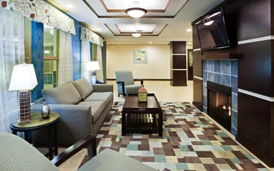 Holiday Inn Express & Suites Newport S, an IHG Hotel