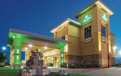 La Quinta Inn & Suites by Wyndham Ft. Worth - Forest Hill TX